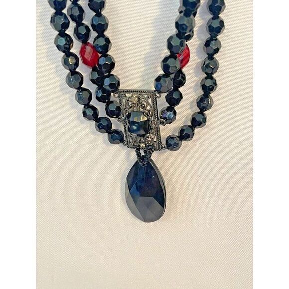 Beaded Black red Necklace and earrings set - Picture 6 of 7